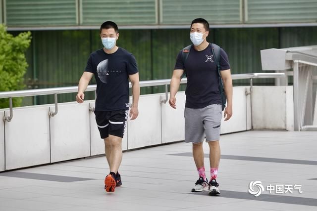  降雨■京城午后晴暖市民夏装出行 明日降雨降温需添衣