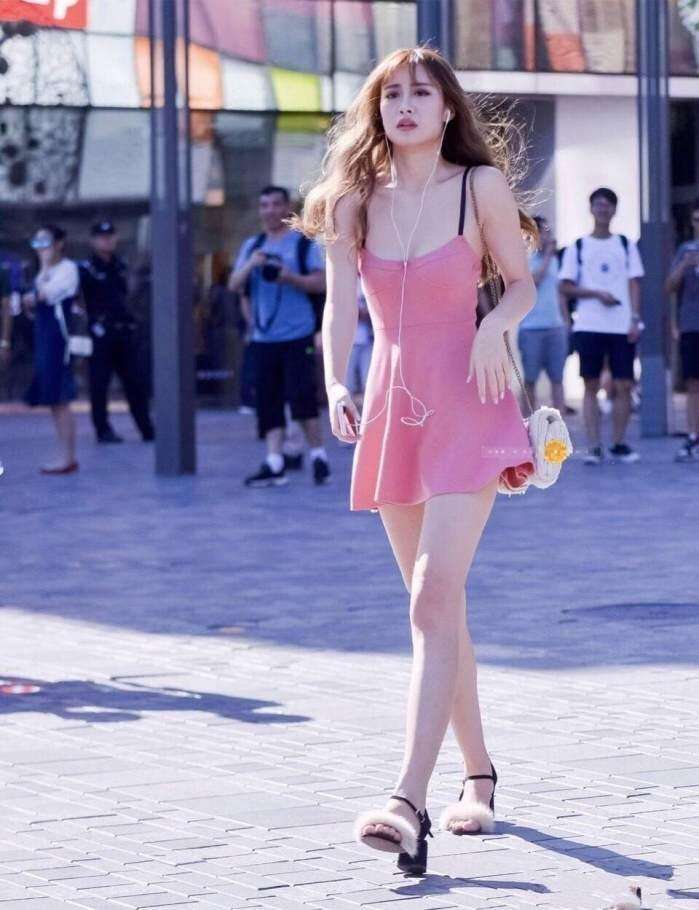 街拍: 皮肤白皙的小姐姐, 腿型真好看啊