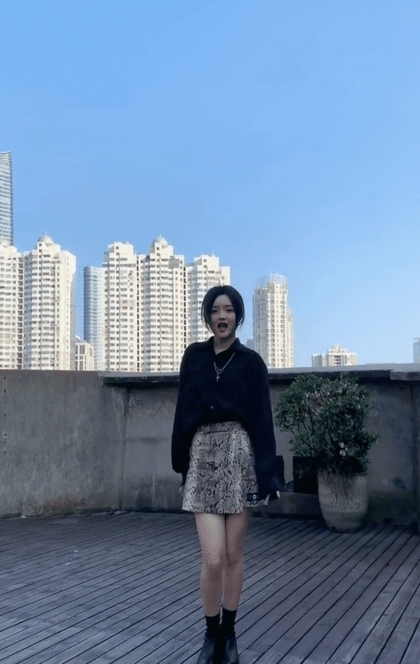 『小姐姐』街拍:暴露在空气中的这双腿,很美很美