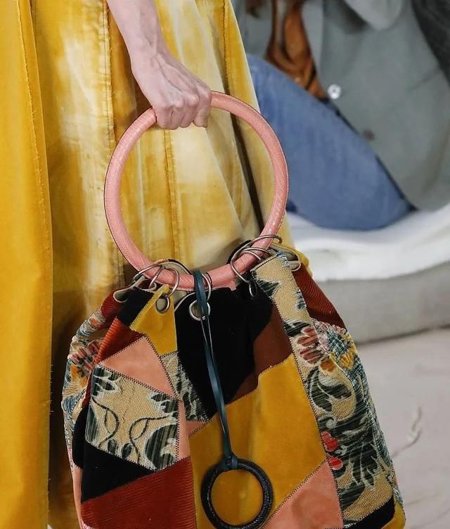  撞色拼接@作为一枚精致的女生,衣橱里需要哪些基础款的时尚单品?