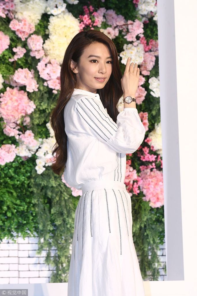 田馥甄梳大波浪卷发穿白蕾丝裙仙气飘飘  闻Ella合约问题忙打太极