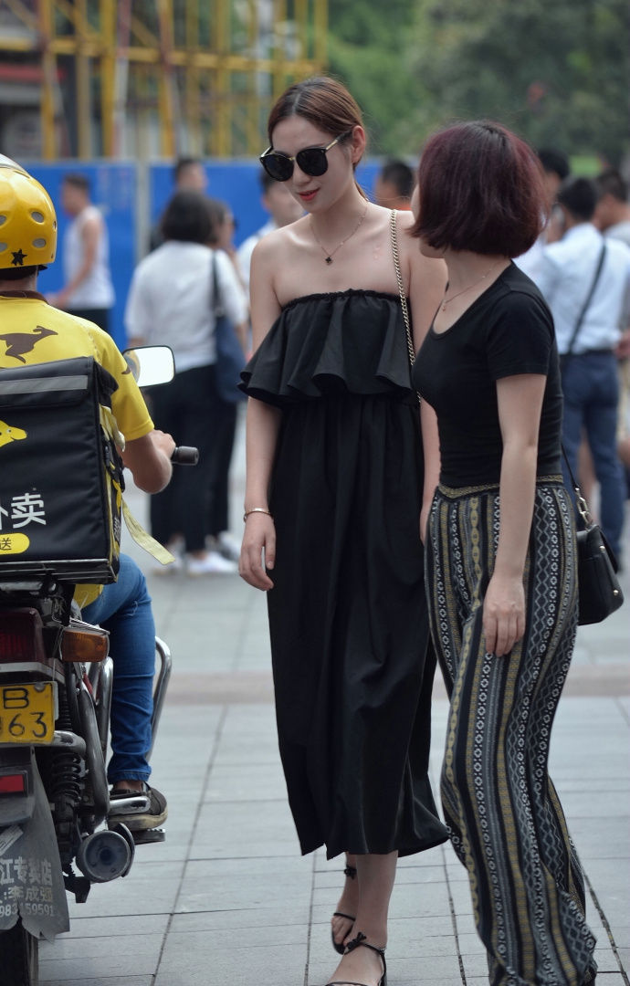 街拍路人,夏季街头丽人的穿搭风格,每个都透露出独特的时尚气息