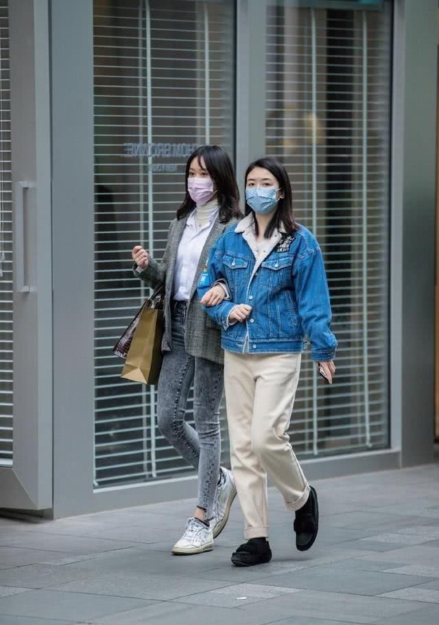  「少女」路人街拍，靓女少女感十足，穿着白色的连衣短裙，充满风情