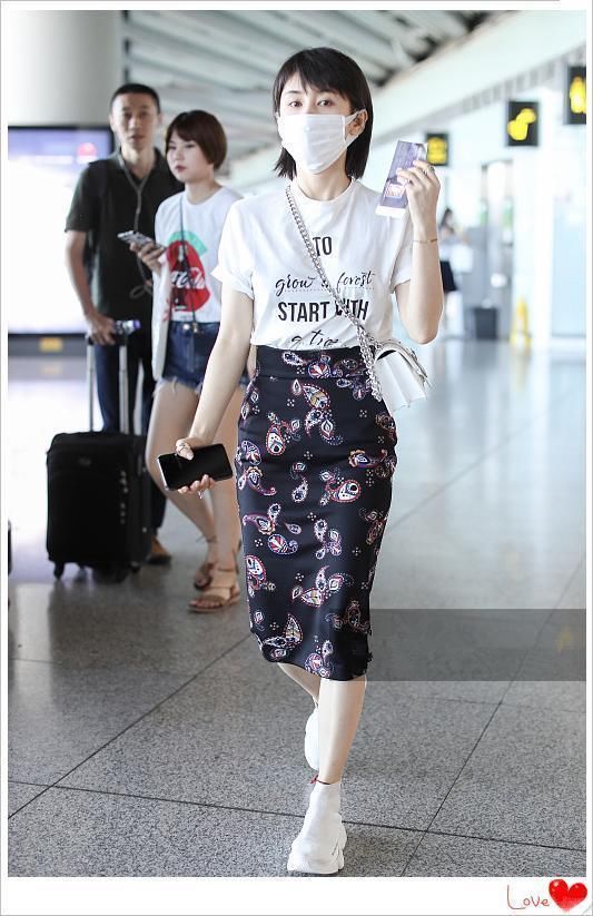 王子文真狠!这么瘦的包臀裙都穿得进去，网友:我只能当阔腿裤穿