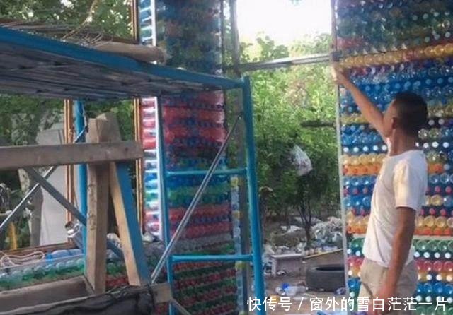 农村小伙用塑料瓶盖房子，人们都说他傻，结果却让人羡慕！