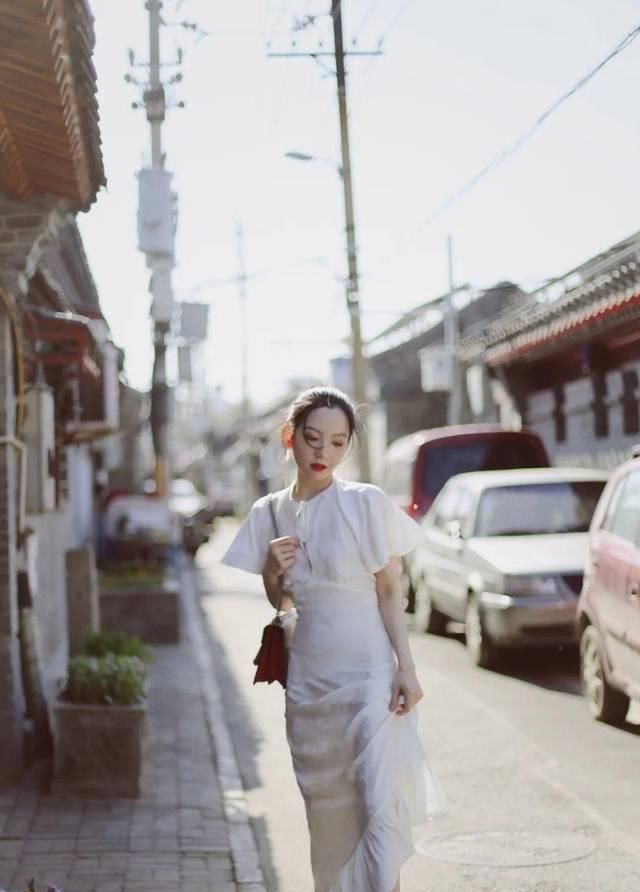  『小白花』春天必“败”的碎花裙，这三种穿法最chic~