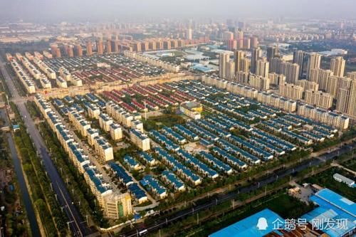  #规模#航拍五万人居住，三十三个村庄组成的最大别墅村，规模大