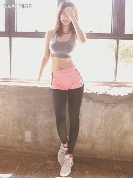 街拍：小姐姐身穿紧身裤，魅力十足，性感迷人！