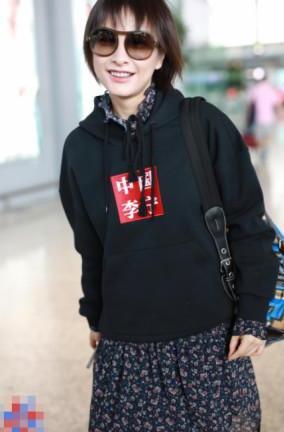 吴昕机场走秀穿错衣服，一脸青春却穿了一条大妈的裙子！