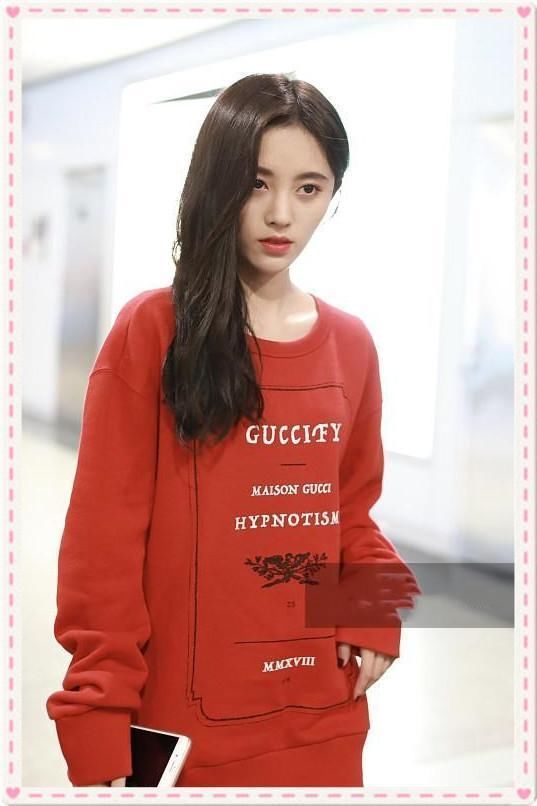 没鞠婧祎的气质别把卫衣当裙子穿，像沈梦辰这样穿成网红就尴尬了