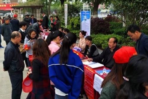  铁饭碗：2020年，这2类人收入超过公务员，成为铁饭碗老大