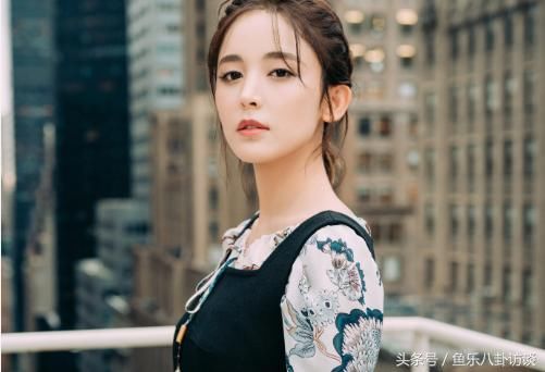 穿着印花黑色连衣裙的古力娜扎惊艳亮相 有种初恋般的感觉