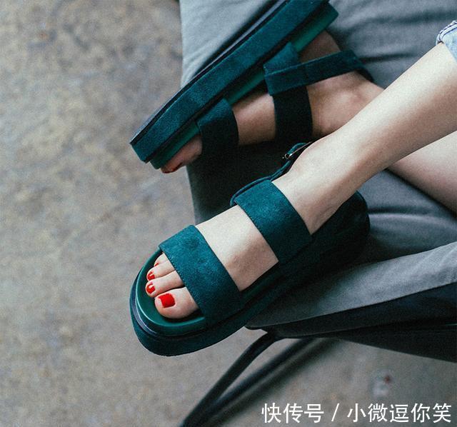 脚踩罗马风凉鞋,时髦又清爽,上脚给你跑鞋的舒服感