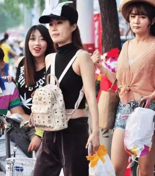 「潮范」潮范儿女神来了,街拍:笑容甜美的小姐姐,一条格子上衣配黑色短裙,青春靓丽气息