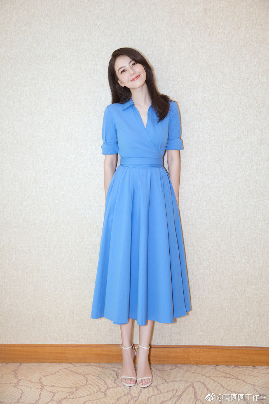 39岁高圆圆厉害了！一袭蓝色开叉长裙穿出2米气场，网友：真会穿