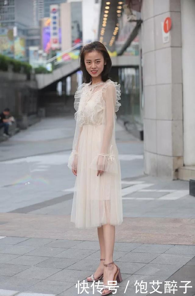  小姐姐|一双红色高跟凉鞋，带着气质与魅力穿搭出街，让她显得更加的靓丽