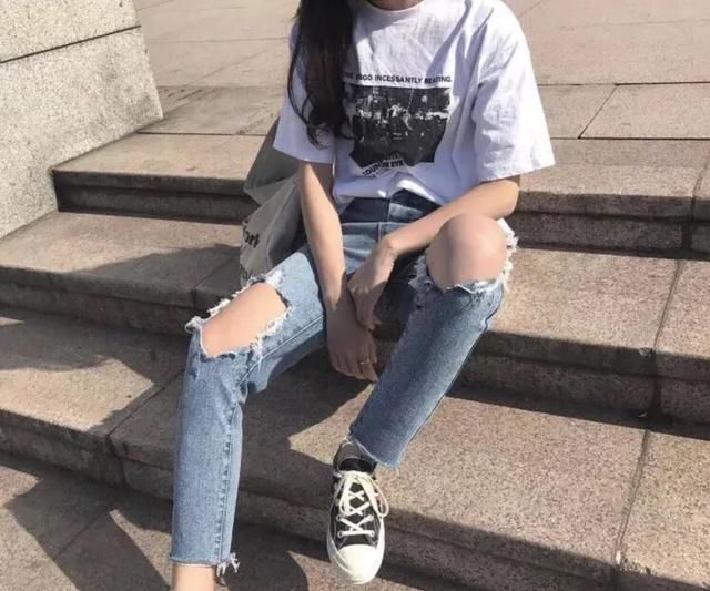  破洞设计：牛仔裤这样穿真好看,搭配春季流行单品,简约时髦还比较有气质