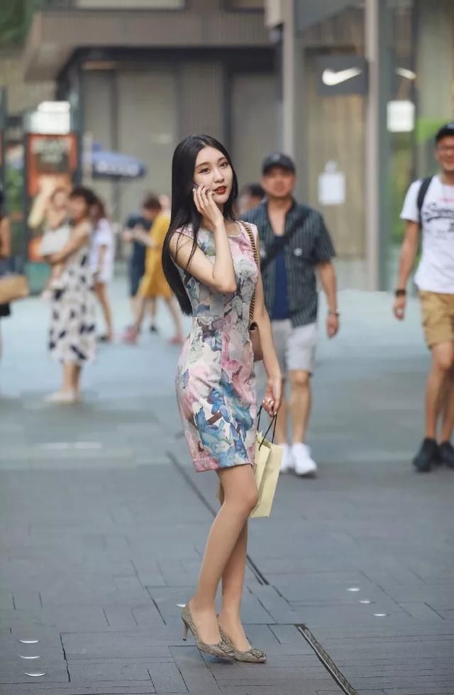 # 美女#出街的时候更有气场，气质美女搭配高跟鞋