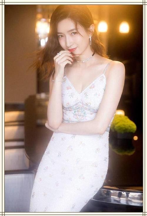 看了金晨的吊带裙，再看江疏影，才知道干瘦和苗条的差距有多大！