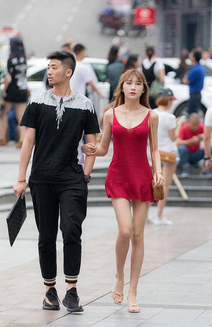 街拍时尚:图3身材完美，图4气质真的好!