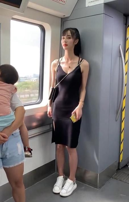  美女|丹唇外朗的美女，灵动很独特，气场不输明星！