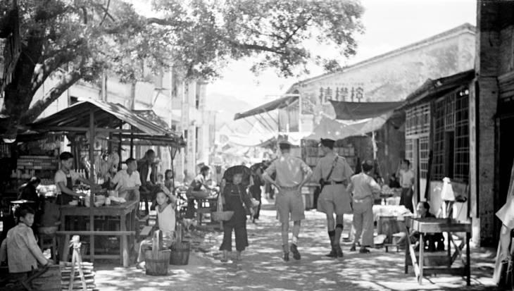 50年代的沙头角 戴凉帽的客家阿婆 边境上的英籍香港警察