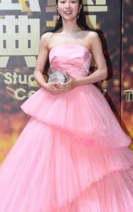 江一燕现身活动，一身装扮是有史以来最美的一次，网友：笑这么灿