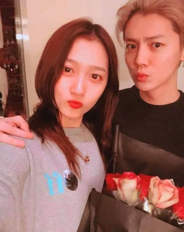 关晓彤现身机场,一个细节证明已分手,网友评论:俩姑娘不能长久