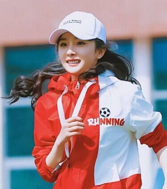 女星爱戴白帽子：赵丽颖太普通，baby真心美，最潮的还是热巴！