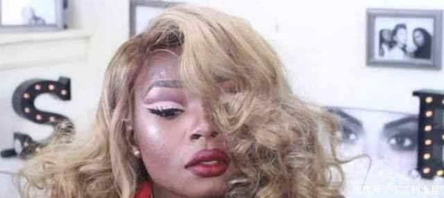 直击非洲女子化妆过程，用一盒粉刷白自己，而画完效果是这样的！