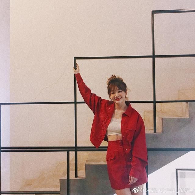 火箭少女“彩虹妹妹”徐梦洁潮装现身，清爽可爱笑容甜美！