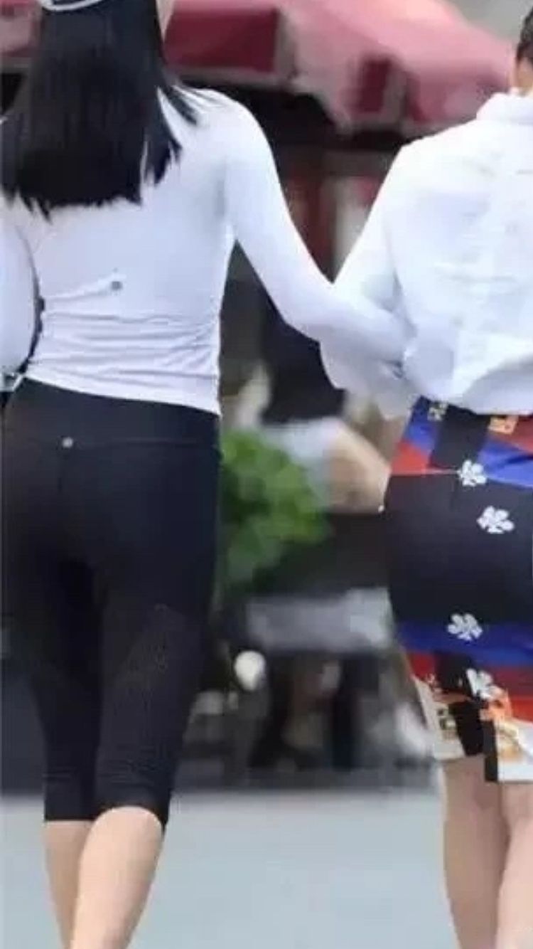 街拍丨穿棒球服的小姐姐，动感活力，紧身裤很燃!