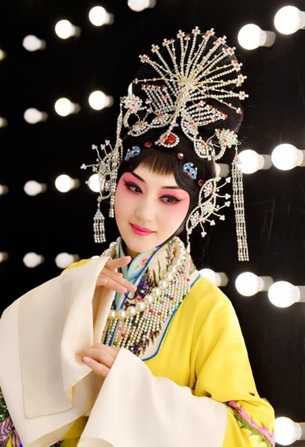 杨钰莹赤脚短裙晒美腿，似18少女，网友:腿粗也好意思晒?