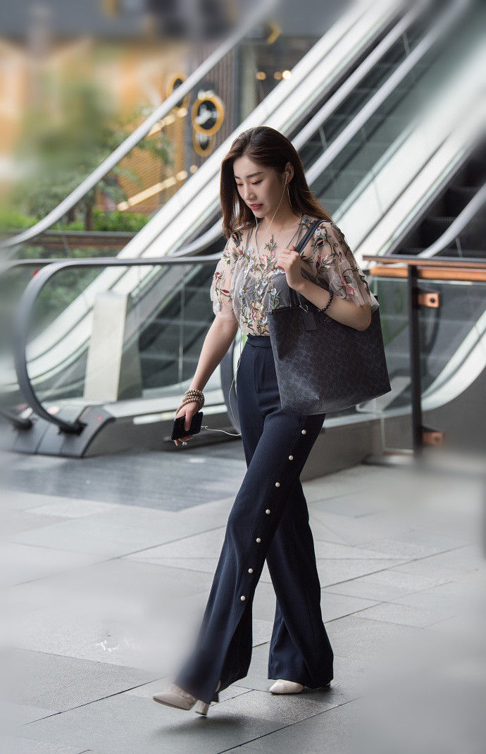 成都街拍，女神的打扮着实有气质，吸睛魅力十足，简直美翻了