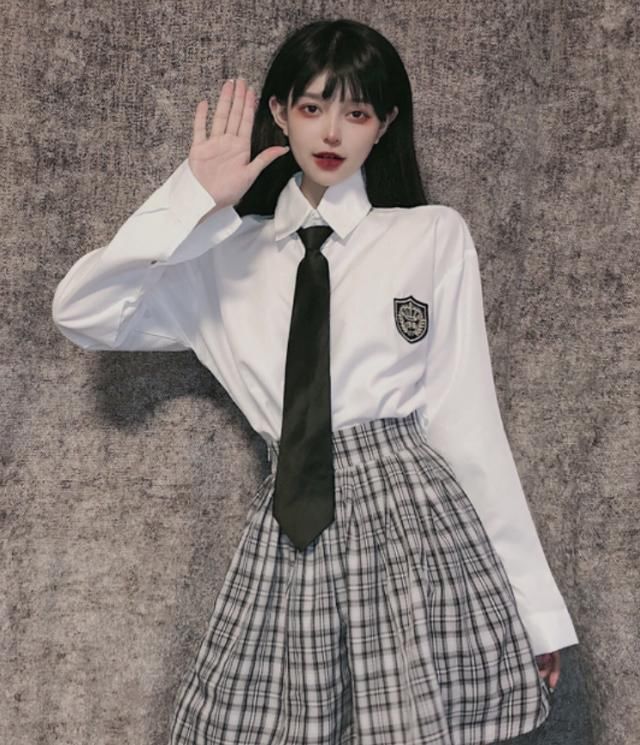  试一下■提议零零后：别再一直穿裤子了，试一下搭“网红裙子”，又美又显高