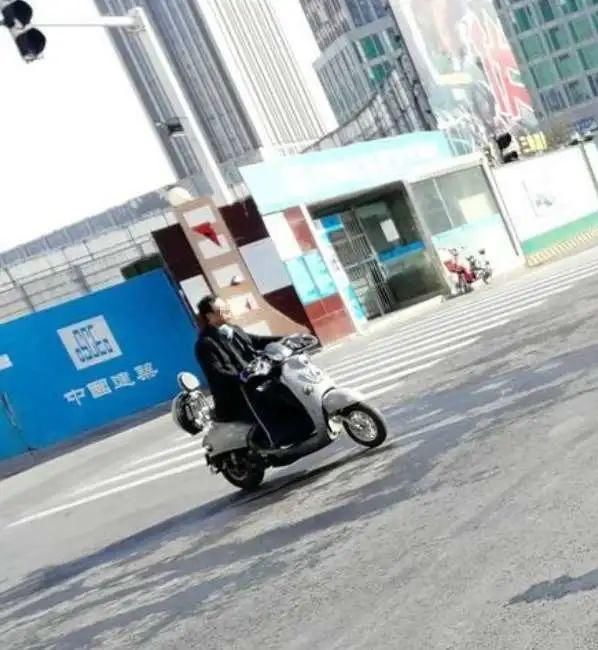  排队：不戴口罩？！排队去喝胡辣汤？！还没到放松警惕的时候