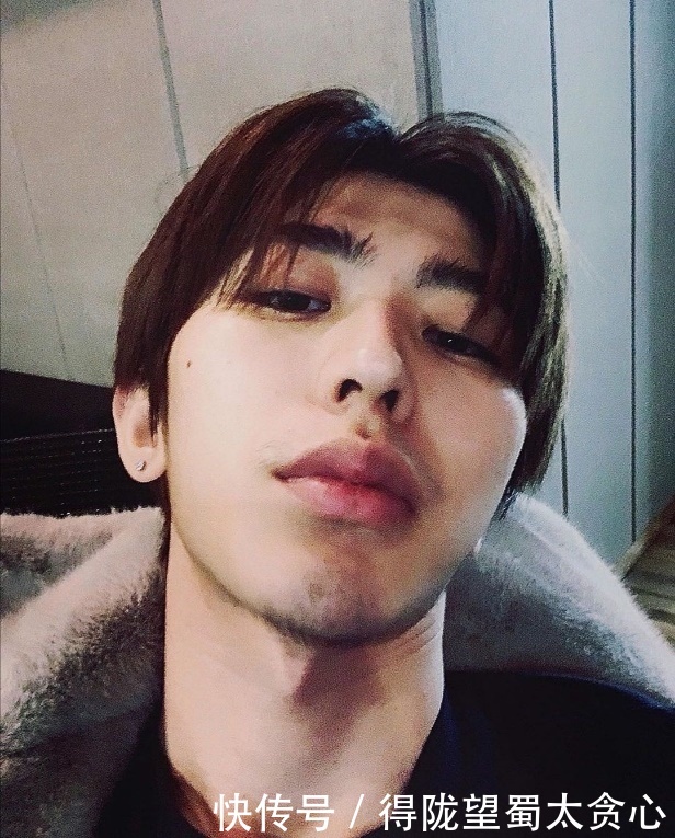 蔡徐坤:蔡徐坤网晒素颜自拍,被粉丝吐槽没洗头,删除胡茬自拍照