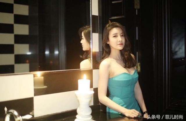 张璇真会穿，白色紧身裙大秀好身材，网友：这才是女神该有的样子