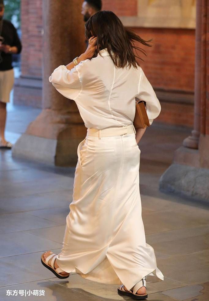 贝嫂穿连裆裤现身，裤裆都不到膝盖，网友直呼:走起路来像个企鹅