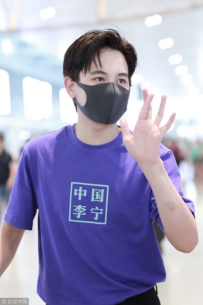 胡先煦抓耳挠腮对镜头做手势  拿“昆仑山胡某”手机壳暴露中二属