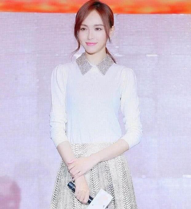 唐嫣太调皮了，竟把“脚铐”当鞋子穿，网友：这筷子腿我也想要！