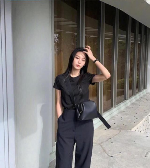  博主：这位韩国时尚博主路子真野！将职场装穿成男友风格，新潮又有派头