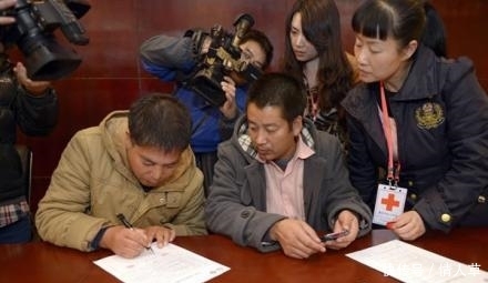 下月起, 农民备齐1笔钱, 每户得1千, 村干部挨家收, 家家少不掉