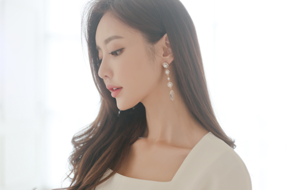 女神孙允珠,白绸玛丽皇妃花季皎月半袖裙