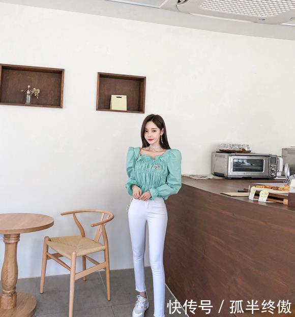  气质：孙允珠白色紧身休闲裤，时尚甜美气质出众
