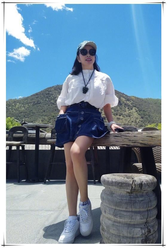 刘晓庆够狠！62岁还敢穿紧身T恤衫，网友：这身段只有22岁吧