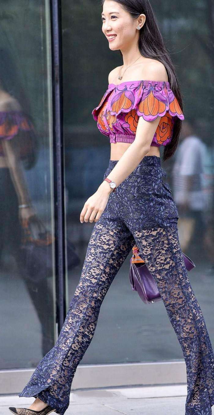 街拍: 镂空长裤展现妩媚身段, 如脂肌肤露的很明显