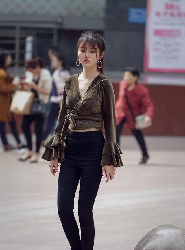 「美女」碎花长裙随风飘扬,美女回眸一笑百媚生,白色的高跟鞋十足的吸睛