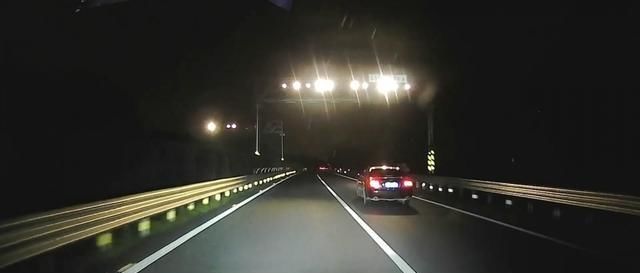  「高速」夜晚跑高速超车开近光还是远光，很多司机不懂，新手注意学学
