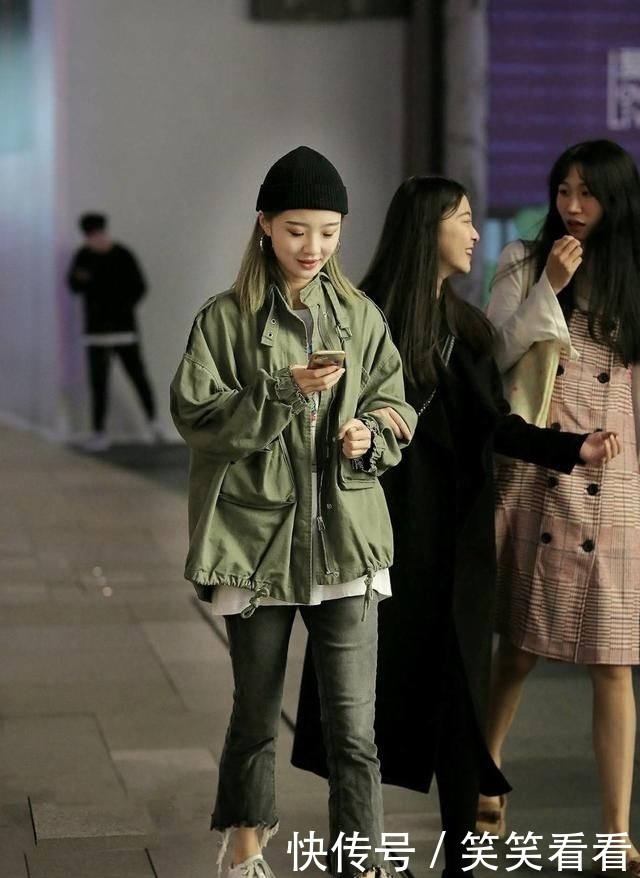 『 开叉』一件黑色短袖搭白色开叉裙,时尚有韵味,街拍:长发披肩的小美女